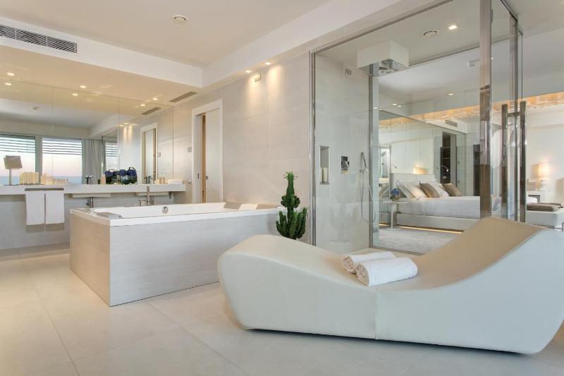 Suite with Sea View image 3