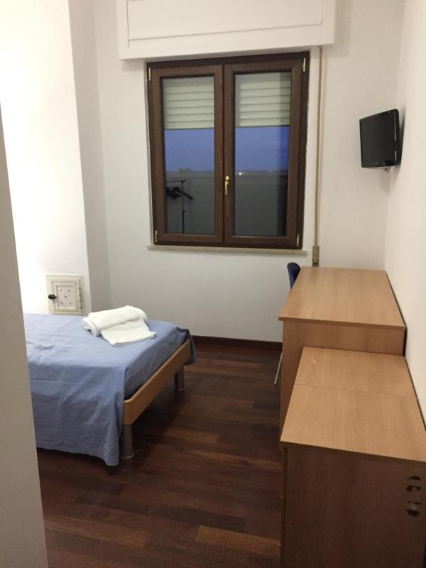 Single Room image 3