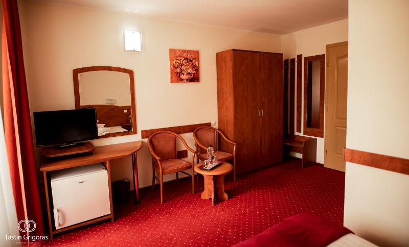 Double Room with Balcony image 4