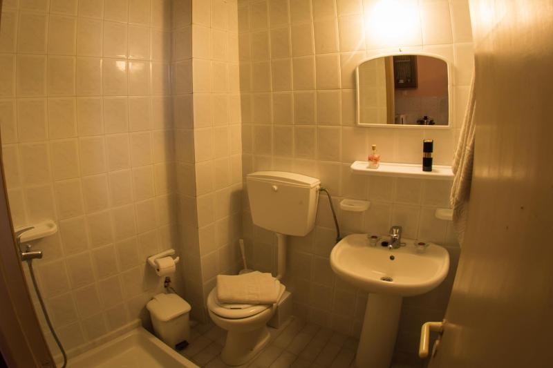 Economy Double Room image 3