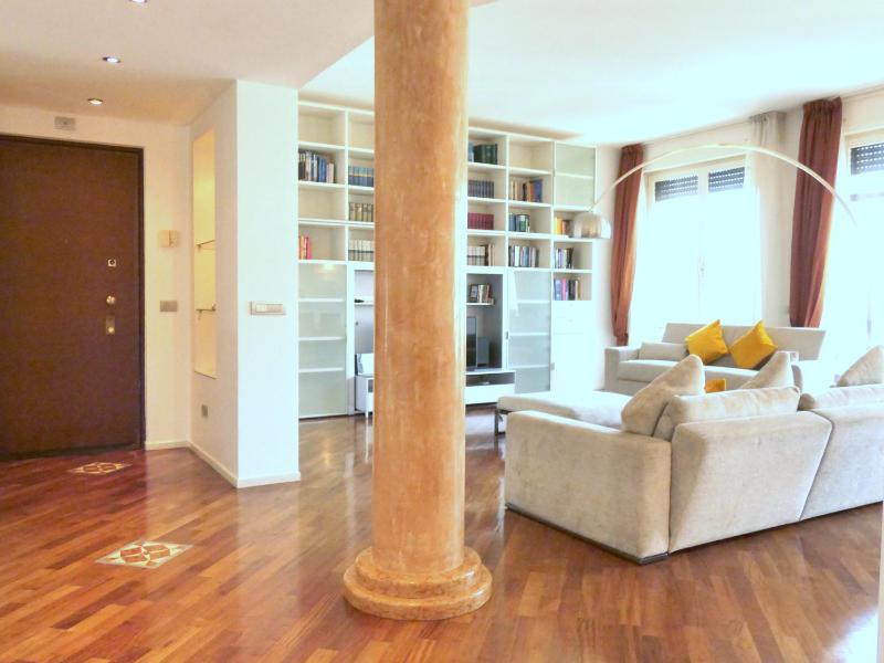 Three-Bedroom Apartment - Corso di Porta Romana 52 image 3