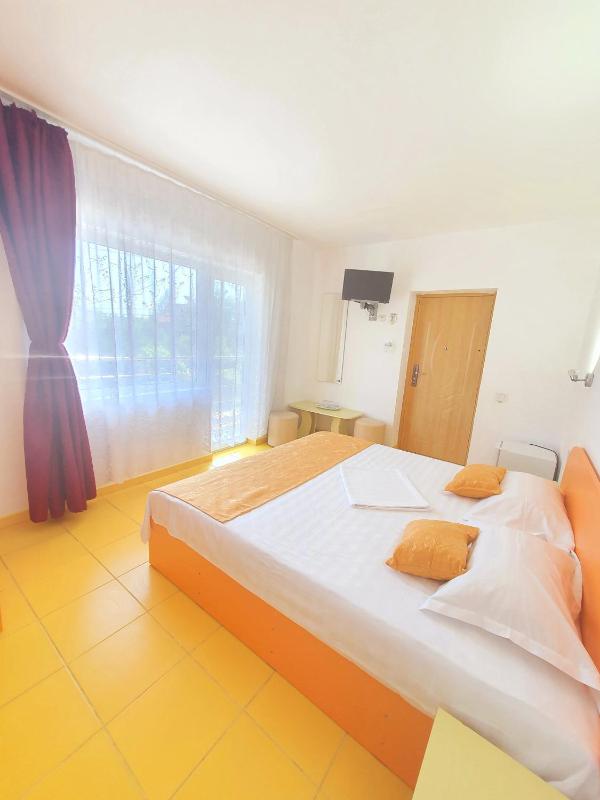 Double Room with Balcony image 3