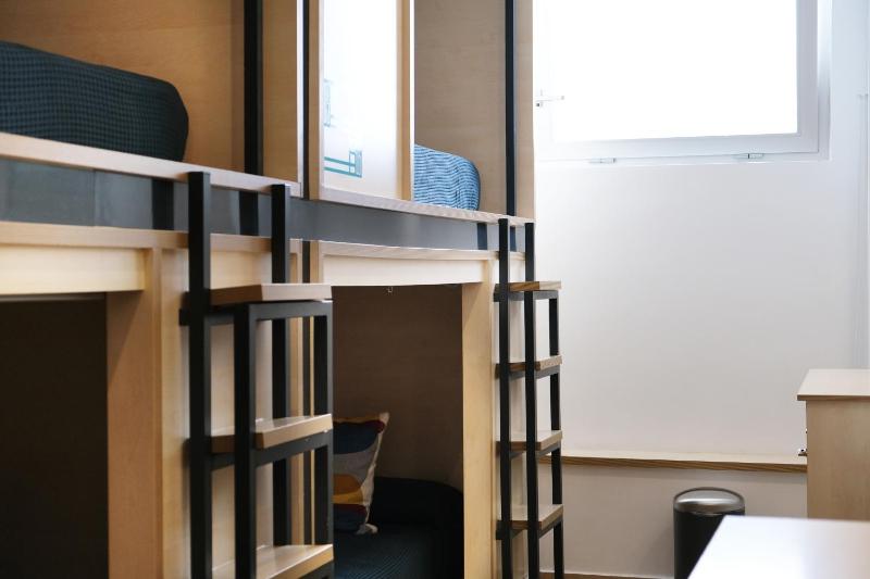 Bed in 6-Bed Mixed Dormitory Room image 4