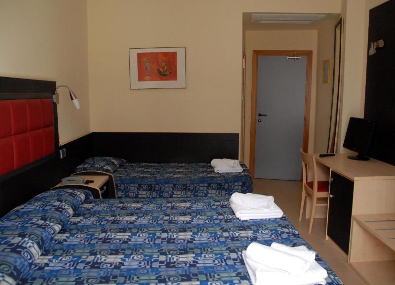 Triple Room with Balcony image 4