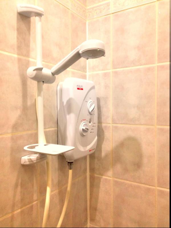 Standard Twin Room image 4