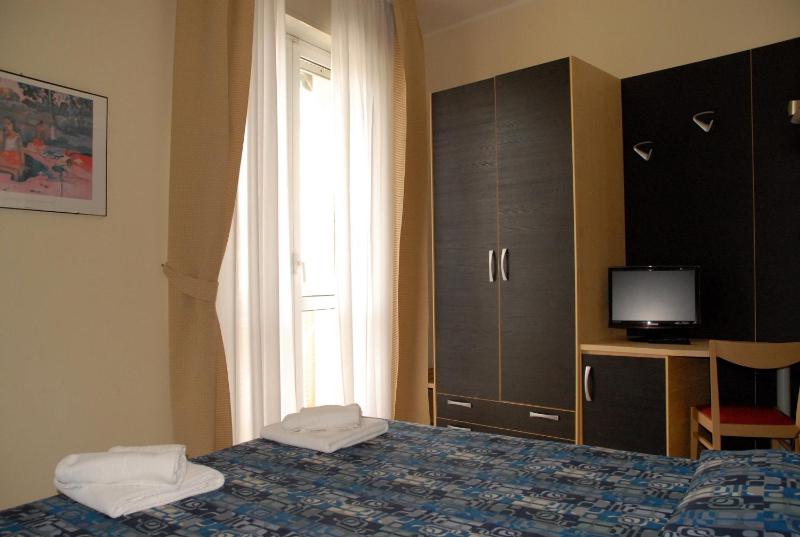 Double Room with Balcony image 4