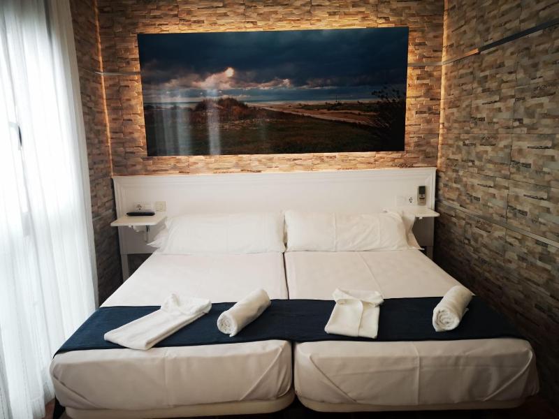Standard Double or Twin Room image 4