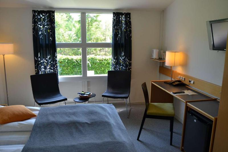 Standard Double Room with Walk-In Shower - Disability Access/Non-Smoking image 4