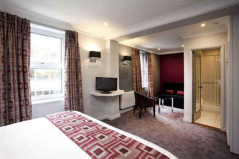 Executive room with king bed and sofa bed image 2