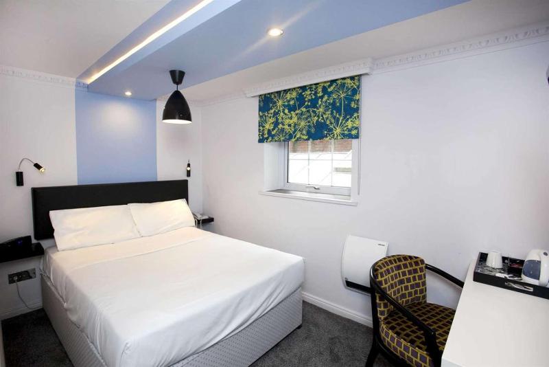 Small Single Room with Double Bed image 3