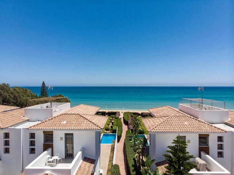 Three-Bedroom Villa with Private Pool and Sea View image 3