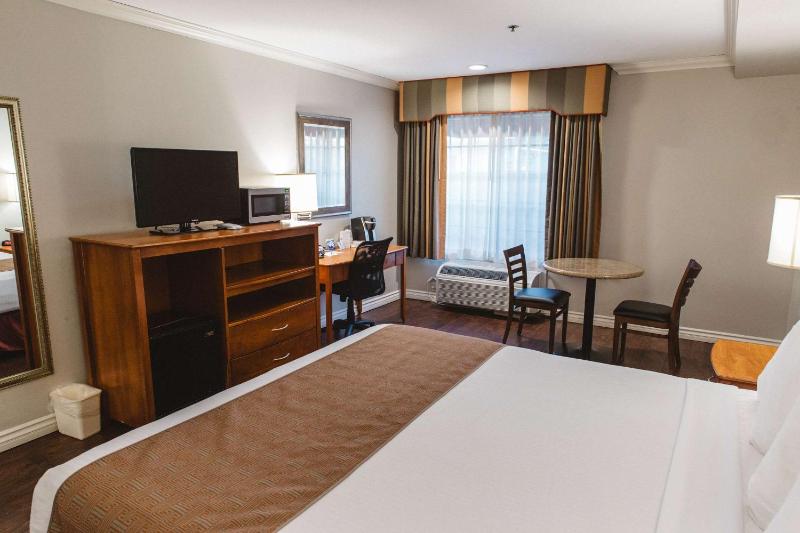 Queen Room with Two Queen Beds - Non-Smoking image 2