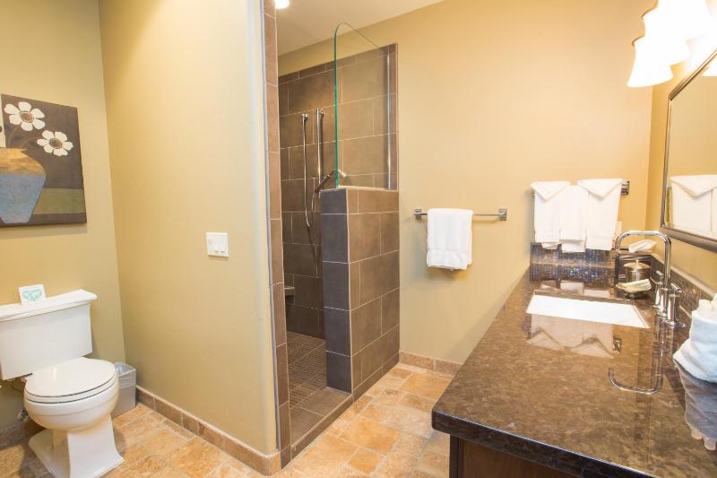 King Room with River View image 3