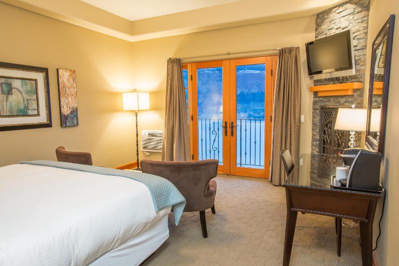 King Room with River View image 4