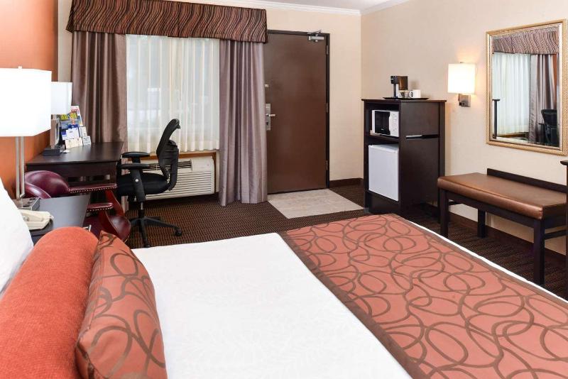 Queen Room with mobility Accessible Tub image 2