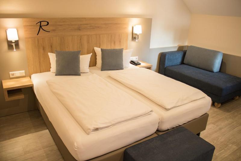 Double Room with Balcony image 4