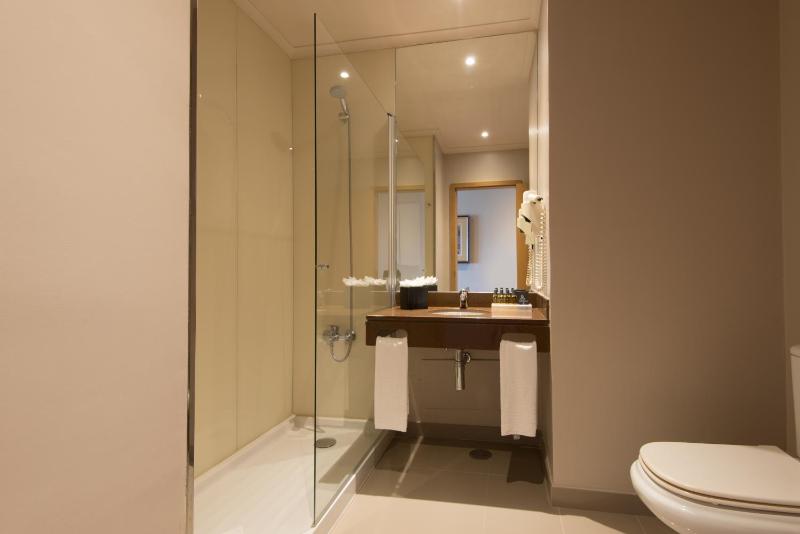 Twin Room (2 Adults + 1 Child) image 3