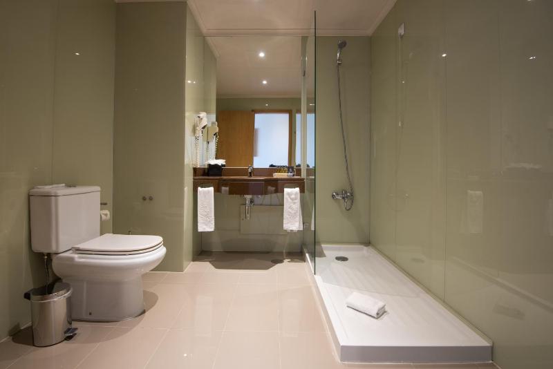 Twin Room (3 Adults) image 4