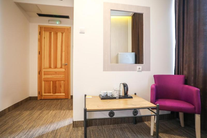 Deluxe King Suite image 4