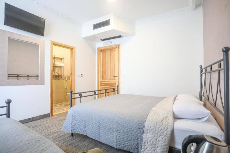 Superior Triple Room image 4