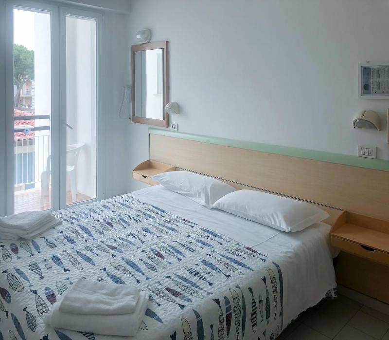 Standard Double Room image 3
