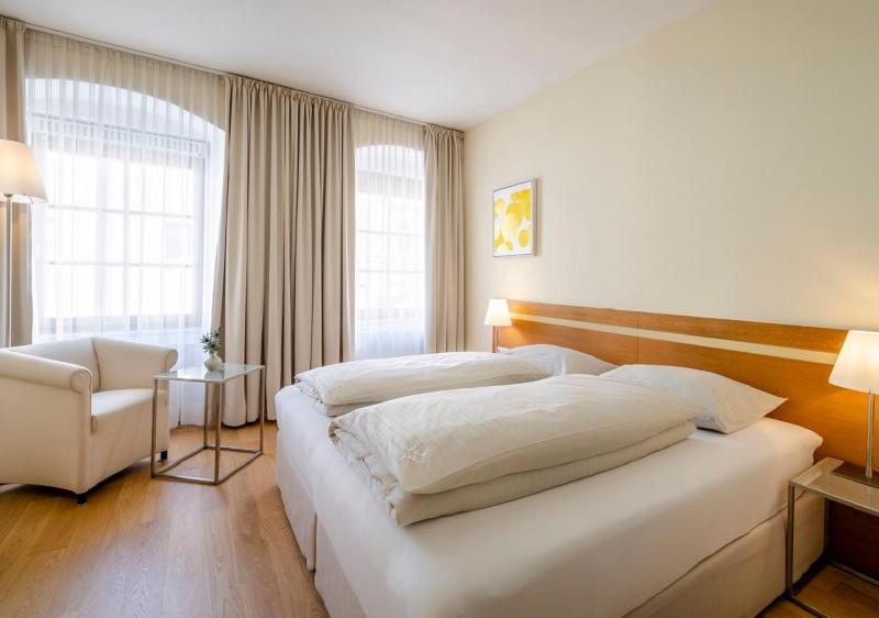 Deluxe Double or Twin Room image 4