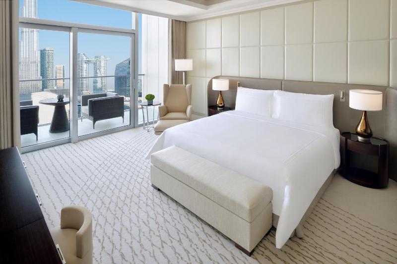Premier Suite Burj Khalifa and  Fountain View – Lounge access  serving lunch, afternoon tea, and dinner image 3