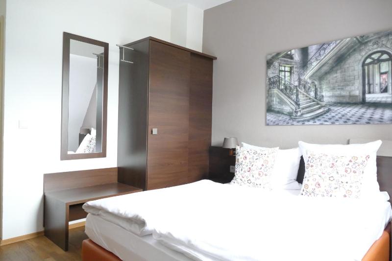 Standard Double Room image 3