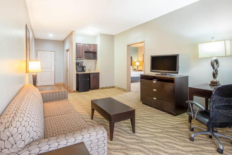 1 King Bed, Deluxe Executive Suite, Family Room, Countryside View, Non-Smoking  image 2