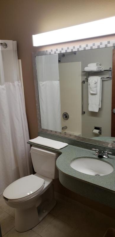 Deluxe Queen Room with Two Queen Beds - Non-Smoking image 4