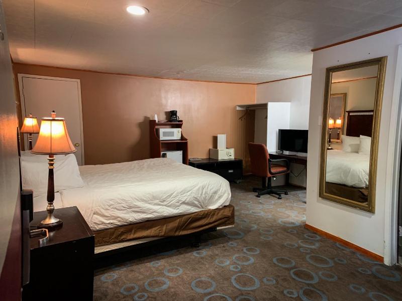 Queen Room image 3