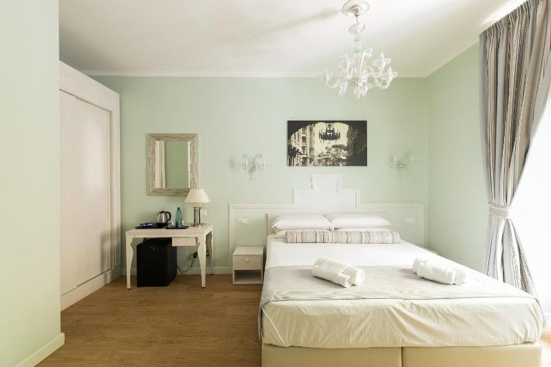 Deluxe King Room image 4