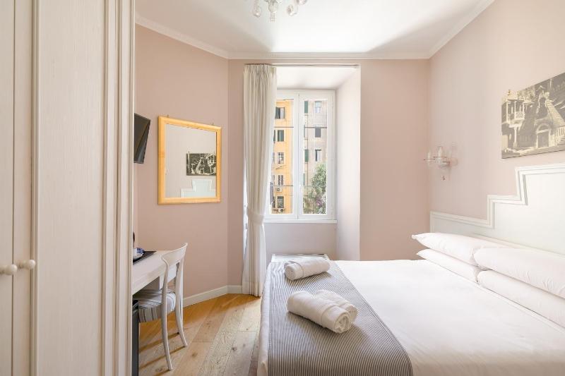 Double Room image 2