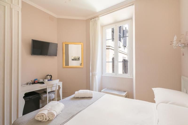 Double Room image 3