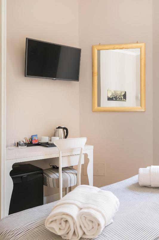 Double Room image 4