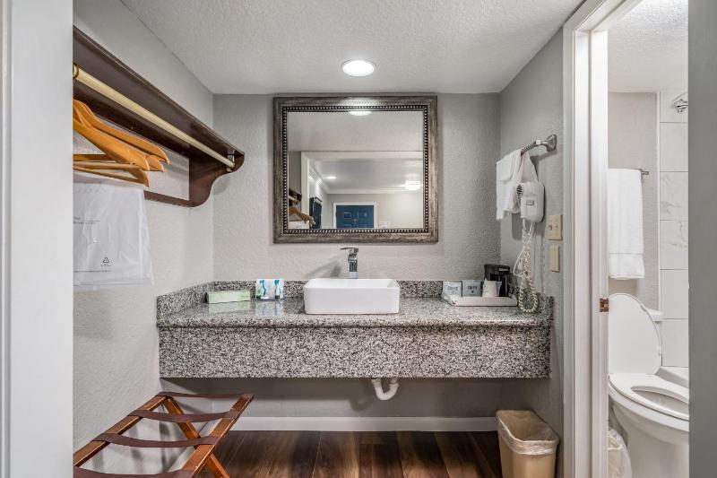 Double Room with Two Double Beds - Non-Smoking image 4
