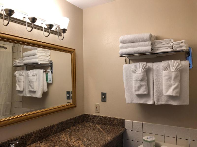 Queen Room with Two Queen Beds - Harbour View image 1