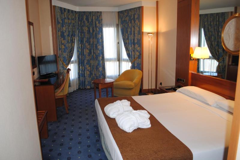 Twin Room with Extra Bed image 3