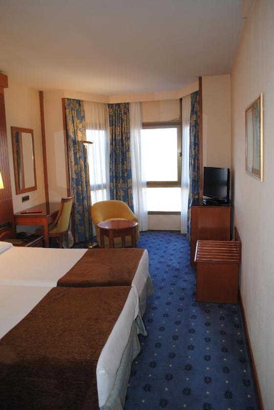 Twin Room with Extra Bed image 2