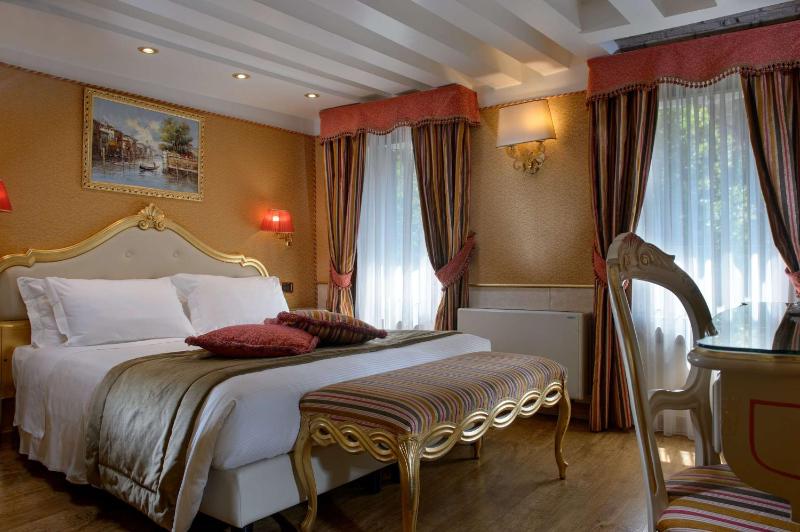 Superior Queen Room with Queen Bed and View - Non-Smoking image 3
