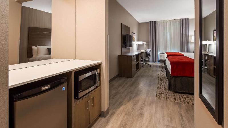 Queen Suite with Two Queen Beds and Bath Tub - Disability Access image 2