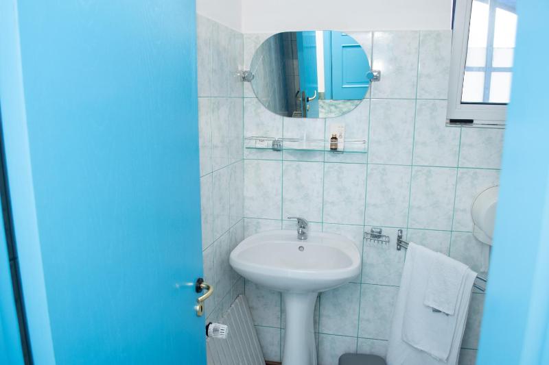 Single Room with Bathroom image 3