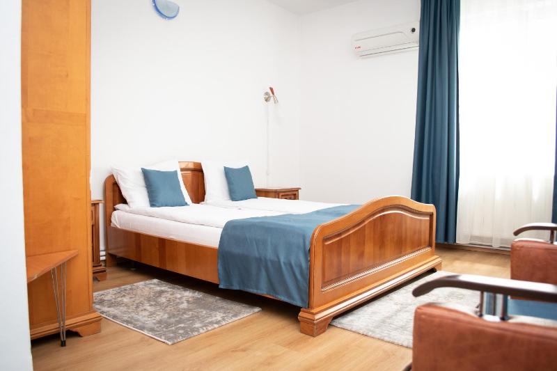 Standard Double Room image 3