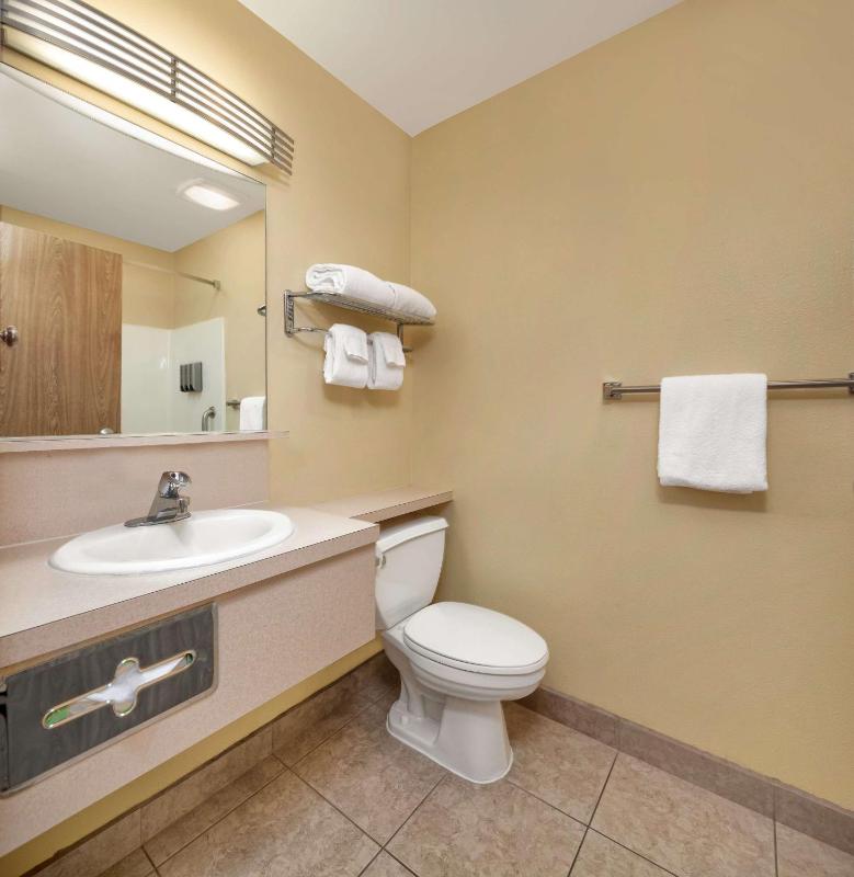 Queen Room with Bathtub and Kitchen - Disability Access image 2