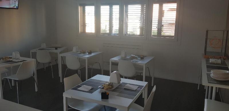 Standard Triple Room image 4