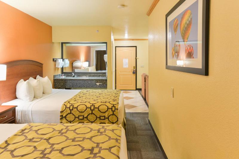 1 King Bed and 2 Queen Beds, One-Bedroom Suite, Non-Smoking image 1