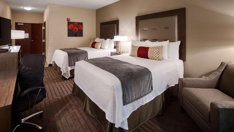 Queen Room with Two Queen Beds and Bath Tub - Disability Access image 4