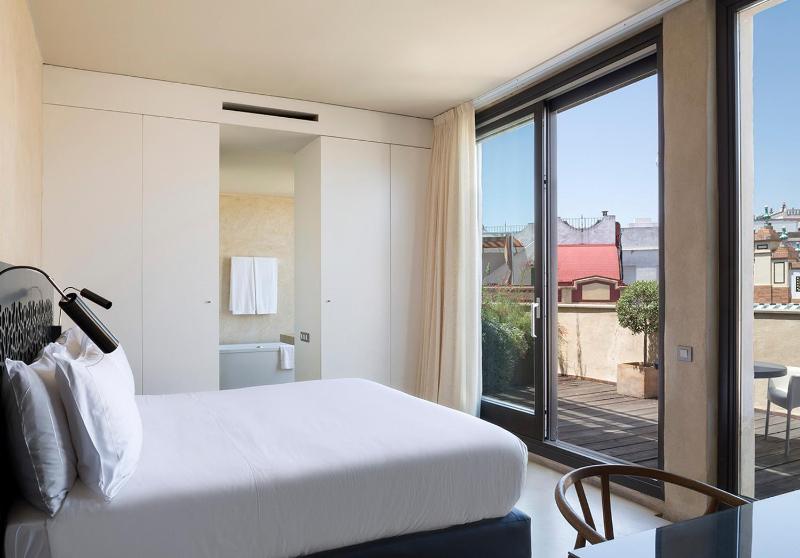 Deluxe Double or Twin Room image 3