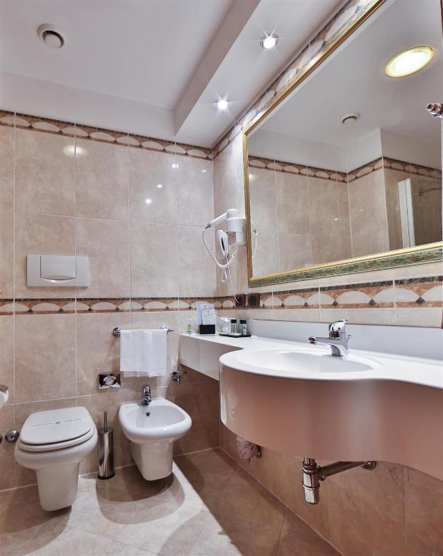 Double Room with Two Single Beds image 4