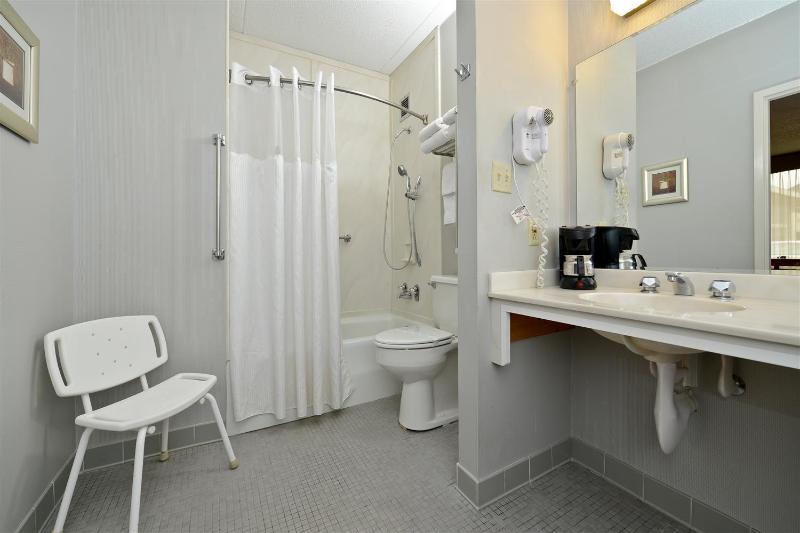 King Room with Mobility Accessible Tub image 2